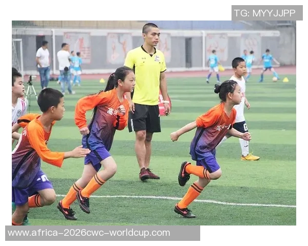 足球课日记：在绿茵场上追逐梦想与友谊的成长故事